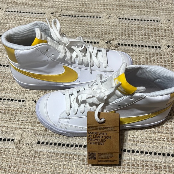 Nike Shoes - NEW Nike Blazer Mid